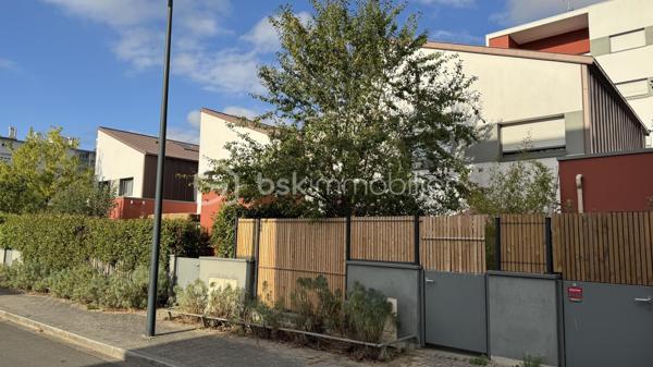 EXCLUSIVITÉ - BSK Immobilier vous invite à découvrir cette agréable maison de ville, idéalement située au cœur du quartier résidentiel rénové des Gayeulles, dans un environnement calme et recherché.
À proximité immédiate du parc des Gayeulles, de sa piscine et de toutes les commodités, vous bénéficiez également d’un accès rapide au métro B (station Les Gayeulles), aux lignes de bus, aux écoles, collèges et lycée ainsi qu’aux nombreux commerces du secteur.
Construite en 2017 au sein d’une copropriété calme et sécurisée, cette maison offre un cadre de vie confortable et fonctionnel, sans travaux à prévoir.

Un espace de vie lumineux ouvert sur l’extérieur :
Dès l’entrée, avec son pratique placard de rangement, vous découvrez une belle pièce de vie baignée de lumière.
Le salon-séjour et la cuisine américaine aménagée et équipée créent un espace convivial et chaleureux, idéal pour partager les repas en famille ou recevoir vos proches.
Dans le prolongement, profitez d’un accès direct à la terrasse exposée Ouest, parfaite pour savourer les longues soirées d’été.
Le rez-de-chaussée comprend également une salle d’eau avec espace buanderie ainsi que des WC indépendants.

Un espace nuit pensé pour toute la famille :
À l’étage, le palier dessert trois chambres, une salle de bains et des WC séparés.
Un agencement idéal pour une vie de famille, avec des espaces bien répartis entre convivialité au rez-de-chaussée et intimité à l’étage.

Les + qui font la différence :
• Maison récente construite en 2017, en très bon état
• Aucun travaux à prévoir
• Terrasse et jardinet clos et arboré d’environ 30 m², exposés Ouest
• Grand garage double avec porte sectionnelle motorisée
• Chauffage individuel au gaz
• Copropriété calme et sécurisée
• Métro B, bus, écoles, commerces et parc des Gayeulles à proximité pour vos activités sportives.

Une maison récente, confortable et parfaitement située, qui réunit les atouts d’une maison individuelle et la praticité de la vie citadine.
Il ne vous reste plus qu’à poser vos valises et profiter pleinement de votre nouveau cadre de vie !
Contactez-moi dès maintenant pour organiser votre visite et découvrir tout le potentiel de cette jolie maison aux Gayeulles.