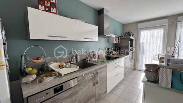 EXCLUSIVITÉ - BSK Immobilier vous invite à découvrir cette agréable maison de ville, idéalement située au cœur du quartier résidentiel rénové des Gayeulles, dans un environnement calme et recherché.
À proximité immédiate du parc des Gayeulles, de sa piscine et de toutes les commodités, vous bénéficiez également d’un accès rapide au métro B (station Les Gayeulles), aux lignes de bus, aux écoles, collèges et lycée ainsi qu’aux nombreux commerces du secteur.
Construite en 2017 au sein d’une copropriété calme et sécurisée, cette maison offre un cadre de vie confortable et fonctionnel, sans travaux à prévoir.

Un espace de vie lumineux ouvert sur l’extérieur :
Dès l’entrée, avec son pratique placard de rangement, vous découvrez une belle pièce de vie baignée de lumière.
Le salon-séjour et la cuisine américaine aménagée et équipée créent un espace convivial et chaleureux, idéal pour partager les repas en famille ou recevoir vos proches.
Dans le prolongement, profitez d’un accès direct à la terrasse exposée Ouest, parfaite pour savourer les longues soirées d’été.
Le rez-de-chaussée comprend également une salle d’eau avec espace buanderie ainsi que des WC indépendants.

Un espace nuit pensé pour toute la famille :
À l’étage, le palier dessert trois chambres, une salle de bains et des WC séparés.
Un agencement idéal pour une vie de famille, avec des espaces bien répartis entre convivialité au rez-de-chaussée et intimité à l’étage.

Les + qui font la différence :
• Maison récente construite en 2017, en très bon état
• Aucun travaux à prévoir
• Terrasse et jardinet clos et arboré d’environ 30 m², exposés Ouest
• Grand garage double avec porte sectionnelle motorisée
• Chauffage individuel au gaz
• Copropriété calme et sécurisée
• Métro B, bus, écoles, commerces et parc des Gayeulles à proximité pour vos activités sportives.

Une maison récente, confortable et parfaitement située, qui réunit les atouts d’une maison individuelle et la praticité de la vie citadine.
Il ne vous reste plus qu’à poser vos valises et profiter pleinement de votre nouveau cadre de vie !
Contactez-moi dès maintenant pour organiser votre visite et découvrir tout le potentiel de cette jolie maison aux Gayeulles.