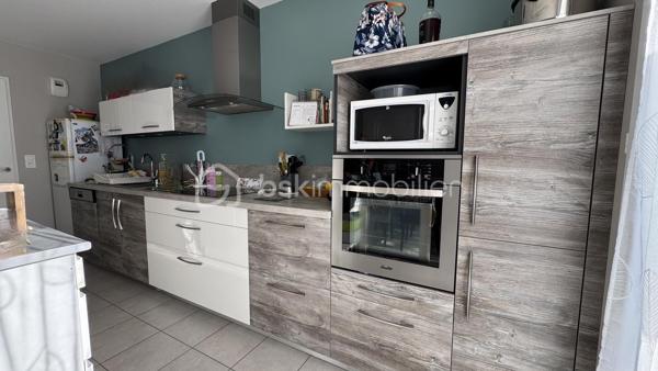 EXCLUSIVITÉ - BSK Immobilier vous invite à découvrir cette agréable maison de ville, idéalement située au cœur du quartier résidentiel rénové des Gayeulles, dans un environnement calme et recherché.
À proximité immédiate du parc des Gayeulles, de sa piscine et de toutes les commodités, vous bénéficiez également d’un accès rapide au métro B (station Les Gayeulles), aux lignes de bus, aux écoles, collèges et lycée ainsi qu’aux nombreux commerces du secteur.
Construite en 2017 au sein d’une copropriété calme et sécurisée, cette maison offre un cadre de vie confortable et fonctionnel, sans travaux à prévoir.

Un espace de vie lumineux ouvert sur l’extérieur :
Dès l’entrée, avec son pratique placard de rangement, vous découvrez une belle pièce de vie baignée de lumière.
Le salon-séjour et la cuisine américaine aménagée et équipée créent un espace convivial et chaleureux, idéal pour partager les repas en famille ou recevoir vos proches.
Dans le prolongement, profitez d’un accès direct à la terrasse exposée Ouest, parfaite pour savourer les longues soirées d’été.
Le rez-de-chaussée comprend également une salle d’eau avec espace buanderie ainsi que des WC indépendants.

Un espace nuit pensé pour toute la famille :
À l’étage, le palier dessert trois chambres, une salle de bains et des WC séparés.
Un agencement idéal pour une vie de famille, avec des espaces bien répartis entre convivialité au rez-de-chaussée et intimité à l’étage.

Les + qui font la différence :
• Maison récente construite en 2017, en très bon état
• Aucun travaux à prévoir
• Terrasse et jardinet clos et arboré d’environ 30 m², exposés Ouest
• Grand garage double avec porte sectionnelle motorisée
• Chauffage individuel au gaz
• Copropriété calme et sécurisée
• Métro B, bus, écoles, commerces et parc des Gayeulles à proximité pour vos activités sportives.

Une maison récente, confortable et parfaitement située, qui réunit les atouts d’une maison individuelle et la praticité de la vie citadine.
Il ne vous reste plus qu’à poser vos valises et profiter pleinement de votre nouveau cadre de vie !
Contactez-moi dès maintenant pour organiser votre visite et découvrir tout le potentiel de cette jolie maison aux Gayeulles.