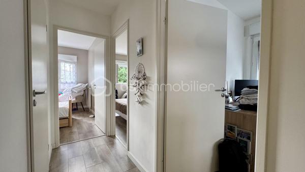 EXCLUSIVITÉ - BSK Immobilier vous invite à découvrir cette agréable maison de ville, idéalement située au cœur du quartier résidentiel rénové des Gayeulles, dans un environnement calme et recherché.
À proximité immédiate du parc des Gayeulles, de sa piscine et de toutes les commodités, vous bénéficiez également d’un accès rapide au métro B (station Les Gayeulles), aux lignes de bus, aux écoles, collèges et lycée ainsi qu’aux nombreux commerces du secteur.
Construite en 2017 au sein d’une copropriété calme et sécurisée, cette maison offre un cadre de vie confortable et fonctionnel, sans travaux à prévoir.

Un espace de vie lumineux ouvert sur l’extérieur :
Dès l’entrée, avec son pratique placard de rangement, vous découvrez une belle pièce de vie baignée de lumière.
Le salon-séjour et la cuisine américaine aménagée et équipée créent un espace convivial et chaleureux, idéal pour partager les repas en famille ou recevoir vos proches.
Dans le prolongement, profitez d’un accès direct à la terrasse exposée Ouest, parfaite pour savourer les longues soirées d’été.
Le rez-de-chaussée comprend également une salle d’eau avec espace buanderie ainsi que des WC indépendants.

Un espace nuit pensé pour toute la famille :
À l’étage, le palier dessert trois chambres, une salle de bains et des WC séparés.
Un agencement idéal pour une vie de famille, avec des espaces bien répartis entre convivialité au rez-de-chaussée et intimité à l’étage.

Les + qui font la différence :
• Maison récente construite en 2017, en très bon état
• Aucun travaux à prévoir
• Terrasse et jardinet clos et arboré d’environ 30 m², exposés Ouest
• Grand garage double avec porte sectionnelle motorisée
• Chauffage individuel au gaz
• Copropriété calme et sécurisée
• Métro B, bus, écoles, commerces et parc des Gayeulles à proximité pour vos activités sportives.

Une maison récente, confortable et parfaitement située, qui réunit les atouts d’une maison individuelle et la praticité de la vie citadine.
Il ne vous reste plus qu’à poser vos valises et profiter pleinement de votre nouveau cadre de vie !
Contactez-moi dès maintenant pour organiser votre visite et découvrir tout le potentiel de cette jolie maison aux Gayeulles.