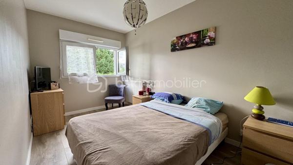 EXCLUSIVITÉ - BSK Immobilier vous invite à découvrir cette agréable maison de ville, idéalement située au cœur du quartier résidentiel rénové des Gayeulles, dans un environnement calme et recherché.
À proximité immédiate du parc des Gayeulles, de sa piscine et de toutes les commodités, vous bénéficiez également d’un accès rapide au métro B (station Les Gayeulles), aux lignes de bus, aux écoles, collèges et lycée ainsi qu’aux nombreux commerces du secteur.
Construite en 2017 au sein d’une copropriété calme et sécurisée, cette maison offre un cadre de vie confortable et fonctionnel, sans travaux à prévoir.

Un espace de vie lumineux ouvert sur l’extérieur :
Dès l’entrée, avec son pratique placard de rangement, vous découvrez une belle pièce de vie baignée de lumière.
Le salon-séjour et la cuisine américaine aménagée et équipée créent un espace convivial et chaleureux, idéal pour partager les repas en famille ou recevoir vos proches.
Dans le prolongement, profitez d’un accès direct à la terrasse exposée Ouest, parfaite pour savourer les longues soirées d’été.
Le rez-de-chaussée comprend également une salle d’eau avec espace buanderie ainsi que des WC indépendants.

Un espace nuit pensé pour toute la famille :
À l’étage, le palier dessert trois chambres, une salle de bains et des WC séparés.
Un agencement idéal pour une vie de famille, avec des espaces bien répartis entre convivialité au rez-de-chaussée et intimité à l’étage.

Les + qui font la différence :
• Maison récente construite en 2017, en très bon état
• Aucun travaux à prévoir
• Terrasse et jardinet clos et arboré d’environ 30 m², exposés Ouest
• Grand garage double avec porte sectionnelle motorisée
• Chauffage individuel au gaz
• Copropriété calme et sécurisée
• Métro B, bus, écoles, commerces et parc des Gayeulles à proximité pour vos activités sportives.

Une maison récente, confortable et parfaitement située, qui réunit les atouts d’une maison individuelle et la praticité de la vie citadine.
Il ne vous reste plus qu’à poser vos valises et profiter pleinement de votre nouveau cadre de vie !
Contactez-moi dès maintenant pour organiser votre visite et découvrir tout le potentiel de cette jolie maison aux Gayeulles.