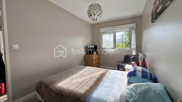 EXCLUSIVITÉ - BSK Immobilier vous invite à découvrir cette agréable maison de ville, idéalement située au cœur du quartier résidentiel rénové des Gayeulles, dans un environnement calme et recherché.
À proximité immédiate du parc des Gayeulles, de sa piscine et de toutes les commodités, vous bénéficiez également d’un accès rapide au métro B (station Les Gayeulles), aux lignes de bus, aux écoles, collèges et lycée ainsi qu’aux nombreux commerces du secteur.
Construite en 2017 au sein d’une copropriété calme et sécurisée, cette maison offre un cadre de vie confortable et fonctionnel, sans travaux à prévoir.

Un espace de vie lumineux ouvert sur l’extérieur :
Dès l’entrée, avec son pratique placard de rangement, vous découvrez une belle pièce de vie baignée de lumière.
Le salon-séjour et la cuisine américaine aménagée et équipée créent un espace convivial et chaleureux, idéal pour partager les repas en famille ou recevoir vos proches.
Dans le prolongement, profitez d’un accès direct à la terrasse exposée Ouest, parfaite pour savourer les longues soirées d’été.
Le rez-de-chaussée comprend également une salle d’eau avec espace buanderie ainsi que des WC indépendants.

Un espace nuit pensé pour toute la famille :
À l’étage, le palier dessert trois chambres, une salle de bains et des WC séparés.
Un agencement idéal pour une vie de famille, avec des espaces bien répartis entre convivialité au rez-de-chaussée et intimité à l’étage.

Les + qui font la différence :
• Maison récente construite en 2017, en très bon état
• Aucun travaux à prévoir
• Terrasse et jardinet clos et arboré d’environ 30 m², exposés Ouest
• Grand garage double avec porte sectionnelle motorisée
• Chauffage individuel au gaz
• Copropriété calme et sécurisée
• Métro B, bus, écoles, commerces et parc des Gayeulles à proximité pour vos activités sportives.

Une maison récente, confortable et parfaitement située, qui réunit les atouts d’une maison individuelle et la praticité de la vie citadine.
Il ne vous reste plus qu’à poser vos valises et profiter pleinement de votre nouveau cadre de vie !
Contactez-moi dès maintenant pour organiser votre visite et découvrir tout le potentiel de cette jolie maison aux Gayeulles.