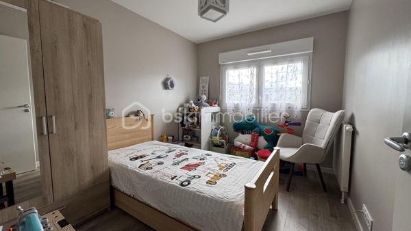 EXCLUSIVITÉ - BSK Immobilier vous invite à découvrir cette agréable maison de ville, idéalement située au cœur du quartier résidentiel rénové des Gayeulles, dans un environnement calme et recherché.
À proximité immédiate du parc des Gayeulles, de sa piscine et de toutes les commodités, vous bénéficiez également d’un accès rapide au métro B (station Les Gayeulles), aux lignes de bus, aux écoles, collèges et lycée ainsi qu’aux nombreux commerces du secteur.
Construite en 2017 au sein d’une copropriété calme et sécurisée, cette maison offre un cadre de vie confortable et fonctionnel, sans travaux à prévoir.

Un espace de vie lumineux ouvert sur l’extérieur :
Dès l’entrée, avec son pratique placard de rangement, vous découvrez une belle pièce de vie baignée de lumière.
Le salon-séjour et la cuisine américaine aménagée et équipée créent un espace convivial et chaleureux, idéal pour partager les repas en famille ou recevoir vos proches.
Dans le prolongement, profitez d’un accès direct à la terrasse exposée Ouest, parfaite pour savourer les longues soirées d’été.
Le rez-de-chaussée comprend également une salle d’eau avec espace buanderie ainsi que des WC indépendants.

Un espace nuit pensé pour toute la famille :
À l’étage, le palier dessert trois chambres, une salle de bains et des WC séparés.
Un agencement idéal pour une vie de famille, avec des espaces bien répartis entre convivialité au rez-de-chaussée et intimité à l’étage.

Les + qui font la différence :
• Maison récente construite en 2017, en très bon état
• Aucun travaux à prévoir
• Terrasse et jardinet clos et arboré d’environ 30 m², exposés Ouest
• Grand garage double avec porte sectionnelle motorisée
• Chauffage individuel au gaz
• Copropriété calme et sécurisée
• Métro B, bus, écoles, commerces et parc des Gayeulles à proximité pour vos activités sportives.

Une maison récente, confortable et parfaitement située, qui réunit les atouts d’une maison individuelle et la praticité de la vie citadine.
Il ne vous reste plus qu’à poser vos valises et profiter pleinement de votre nouveau cadre de vie !
Contactez-moi dès maintenant pour organiser votre visite et découvrir tout le potentiel de cette jolie maison aux Gayeulles.