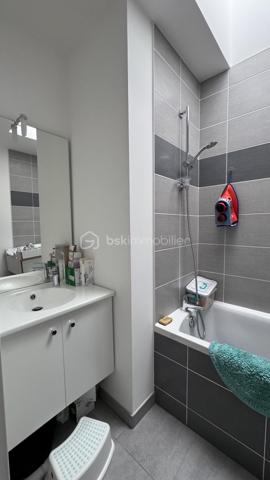 EXCLUSIVITÉ - BSK Immobilier vous invite à découvrir cette agréable maison de ville, idéalement située au cœur du quartier résidentiel rénové des Gayeulles, dans un environnement calme et recherché.
À proximité immédiate du parc des Gayeulles, de sa piscine et de toutes les commodités, vous bénéficiez également d’un accès rapide au métro B (station Les Gayeulles), aux lignes de bus, aux écoles, collèges et lycée ainsi qu’aux nombreux commerces du secteur.
Construite en 2017 au sein d’une copropriété calme et sécurisée, cette maison offre un cadre de vie confortable et fonctionnel, sans travaux à prévoir.

Un espace de vie lumineux ouvert sur l’extérieur :
Dès l’entrée, avec son pratique placard de rangement, vous découvrez une belle pièce de vie baignée de lumière.
Le salon-séjour et la cuisine américaine aménagée et équipée créent un espace convivial et chaleureux, idéal pour partager les repas en famille ou recevoir vos proches.
Dans le prolongement, profitez d’un accès direct à la terrasse exposée Ouest, parfaite pour savourer les longues soirées d’été.
Le rez-de-chaussée comprend également une salle d’eau avec espace buanderie ainsi que des WC indépendants.

Un espace nuit pensé pour toute la famille :
À l’étage, le palier dessert trois chambres, une salle de bains et des WC séparés.
Un agencement idéal pour une vie de famille, avec des espaces bien répartis entre convivialité au rez-de-chaussée et intimité à l’étage.

Les + qui font la différence :
• Maison récente construite en 2017, en très bon état
• Aucun travaux à prévoir
• Terrasse et jardinet clos et arboré d’environ 30 m², exposés Ouest
• Grand garage double avec porte sectionnelle motorisée
• Chauffage individuel au gaz
• Copropriété calme et sécurisée
• Métro B, bus, écoles, commerces et parc des Gayeulles à proximité pour vos activités sportives.

Une maison récente, confortable et parfaitement située, qui réunit les atouts d’une maison individuelle et la praticité de la vie citadine.
Il ne vous reste plus qu’à poser vos valises et profiter pleinement de votre nouveau cadre de vie !
Contactez-moi dès maintenant pour organiser votre visite et découvrir tout le potentiel de cette jolie maison aux Gayeulles.