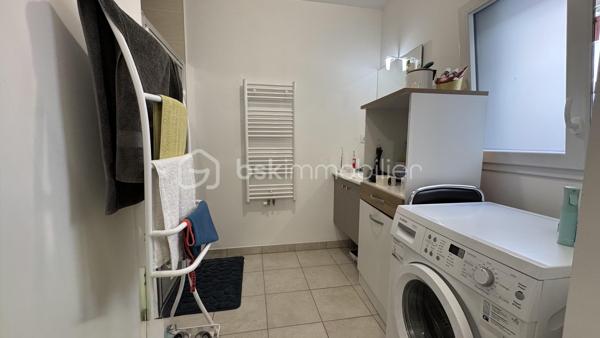 EXCLUSIVITÉ - BSK Immobilier vous invite à découvrir cette agréable maison de ville, idéalement située au cœur du quartier résidentiel rénové des Gayeulles, dans un environnement calme et recherché.
À proximité immédiate du parc des Gayeulles, de sa piscine et de toutes les commodités, vous bénéficiez également d’un accès rapide au métro B (station Les Gayeulles), aux lignes de bus, aux écoles, collèges et lycée ainsi qu’aux nombreux commerces du secteur.
Construite en 2017 au sein d’une copropriété calme et sécurisée, cette maison offre un cadre de vie confortable et fonctionnel, sans travaux à prévoir.

Un espace de vie lumineux ouvert sur l’extérieur :
Dès l’entrée, avec son pratique placard de rangement, vous découvrez une belle pièce de vie baignée de lumière.
Le salon-séjour et la cuisine américaine aménagée et équipée créent un espace convivial et chaleureux, idéal pour partager les repas en famille ou recevoir vos proches.
Dans le prolongement, profitez d’un accès direct à la terrasse exposée Ouest, parfaite pour savourer les longues soirées d’été.
Le rez-de-chaussée comprend également une salle d’eau avec espace buanderie ainsi que des WC indépendants.

Un espace nuit pensé pour toute la famille :
À l’étage, le palier dessert trois chambres, une salle de bains et des WC séparés.
Un agencement idéal pour une vie de famille, avec des espaces bien répartis entre convivialité au rez-de-chaussée et intimité à l’étage.

Les + qui font la différence :
• Maison récente construite en 2017, en très bon état
• Aucun travaux à prévoir
• Terrasse et jardinet clos et arboré d’environ 30 m², exposés Ouest
• Grand garage double avec porte sectionnelle motorisée
• Chauffage individuel au gaz
• Copropriété calme et sécurisée
• Métro B, bus, écoles, commerces et parc des Gayeulles à proximité pour vos activités sportives.

Une maison récente, confortable et parfaitement située, qui réunit les atouts d’une maison individuelle et la praticité de la vie citadine.
Il ne vous reste plus qu’à poser vos valises et profiter pleinement de votre nouveau cadre de vie !
Contactez-moi dès maintenant pour organiser votre visite et découvrir tout le potentiel de cette jolie maison aux Gayeulles.