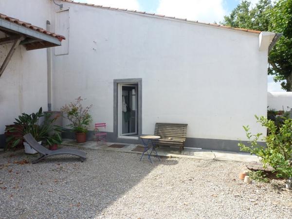 Narbonne STUDIO MEUBLE 17 m² - EAU + ELECTRICITE COMPRIS - dans Domaine avec Extérieur et stationnement EN REZ DE CHAUSSEE