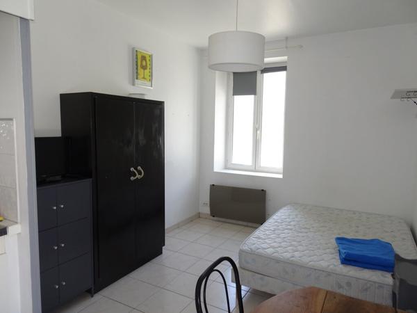 Narbonne STUDIO MEUBLE 17 m² - EAU + ELECTRICITE COMPRIS - dans Domaine avec Extérieur et stationnement EN REZ DE CHAUSSEE