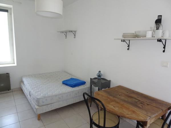 Narbonne STUDIO MEUBLE 17 m² - EAU + ELECTRICITE COMPRIS - dans Domaine avec Extérieur et stationnement EN REZ DE CHAUSSEE