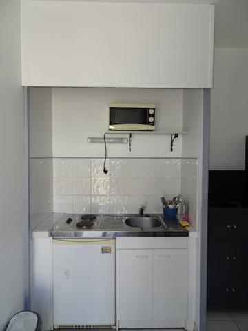 Narbonne STUDIO MEUBLE 17 m² - EAU + ELECTRICITE COMPRIS - dans Domaine avec Extérieur et stationnement EN REZ DE CHAUSSEE