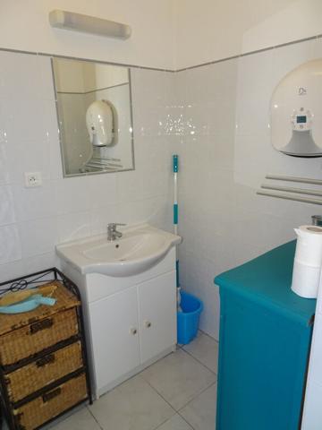 Narbonne STUDIO MEUBLE 17 m² - EAU + ELECTRICITE COMPRIS - dans Domaine avec Extérieur et stationnement EN REZ DE CHAUSSEE