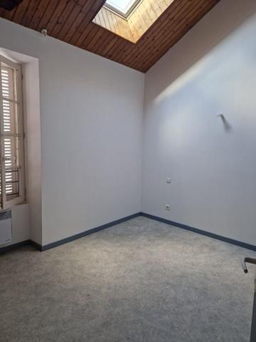 Appartement T3 spacieux en centre ville, Le champ saint pere 85540