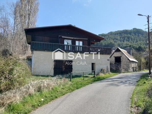 Chalet de 62m² avec terrasse, garage, grange, sur 2475m² de terrain clôturé.