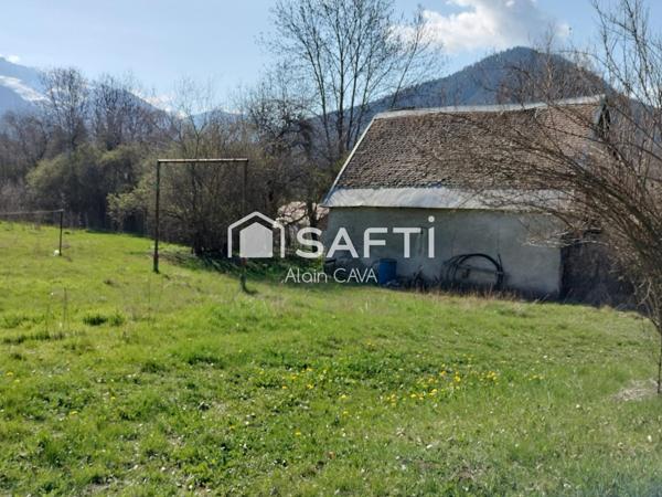 Chalet de 62m² avec terrasse, garage, grange, sur 2475m² de terrain clôturé.