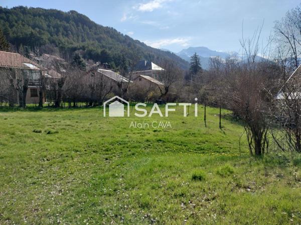 Chalet de 62m² avec terrasse, garage, grange, sur 2475m² de terrain clôturé.