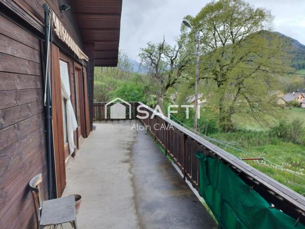 Chalet de 62m² avec terrasse, garage, grange, sur 2475m² de terrain clôturé.