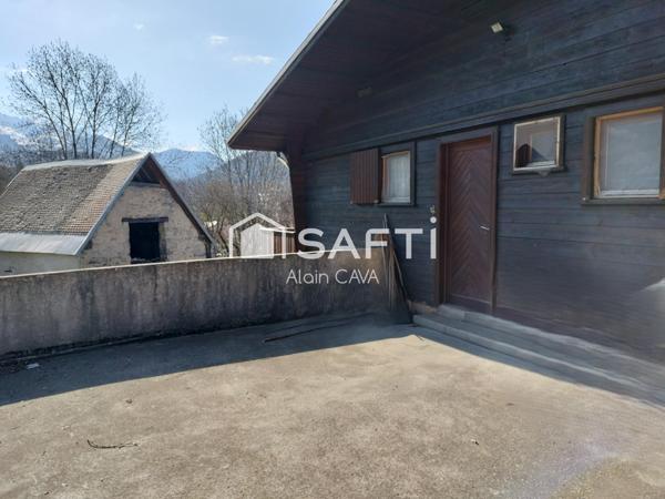 Chalet de 62m² avec terrasse, garage, grange, sur 2475m² de terrain clôturé.