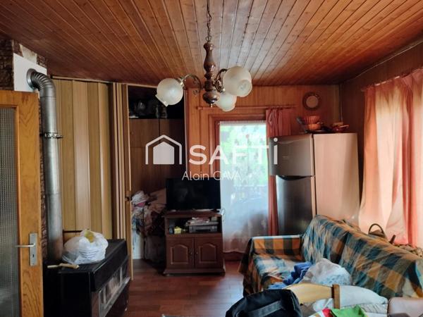 Chalet de 62m² avec terrasse, garage, grange, sur 2475m² de terrain clôturé.