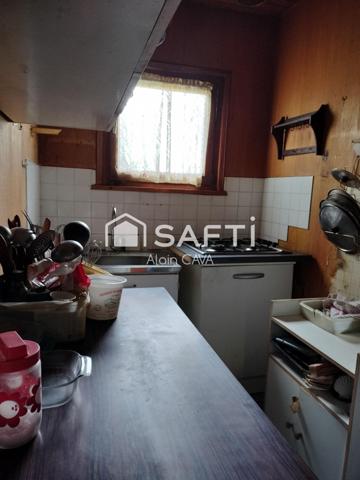 Chalet de 62m² avec terrasse, garage, grange, sur 2475m² de terrain clôturé.