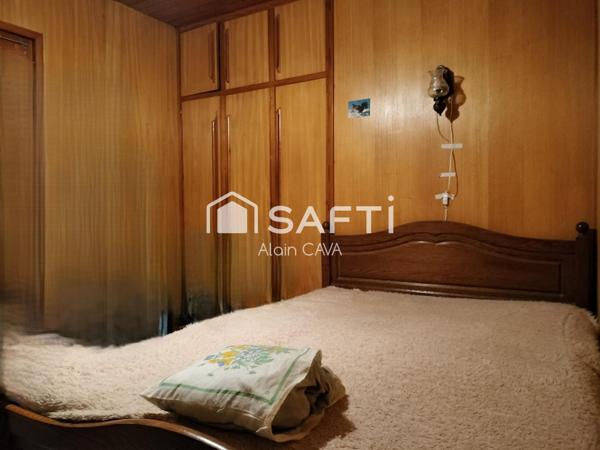 Chalet de 62m² avec terrasse, garage, grange, sur 2475m² de terrain clôturé.