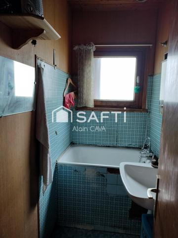 Chalet de 62m² avec terrasse, garage, grange, sur 2475m² de terrain clôturé.