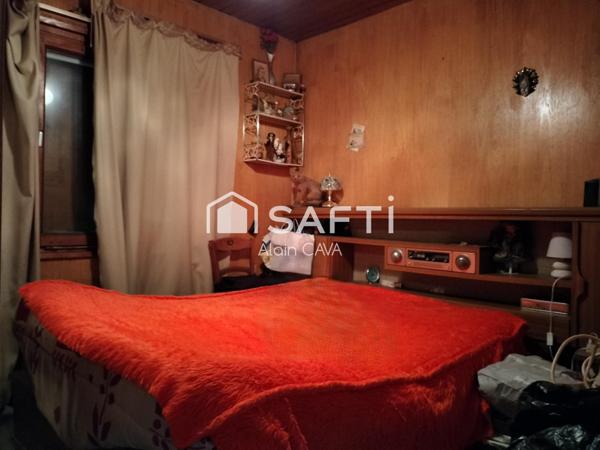 Chalet de 62m² avec terrasse, garage, grange, sur 2475m² de terrain clôturé.