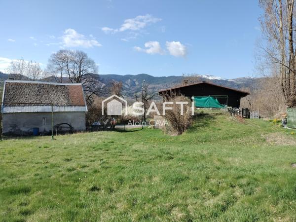 Chalet de 62m² avec terrasse, garage, grange, sur 2475m² de terrain clôturé.