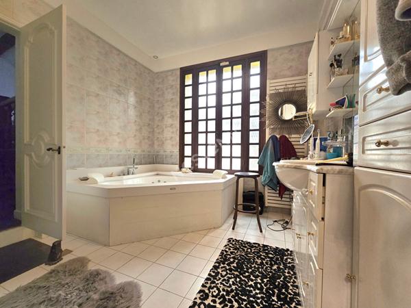 Maison Rosny Sous Bois 210 m2 demeure en plein centre ville proche gare RER E Rosny sous bois et Rosny Bois Perrier centre commercial et Metro