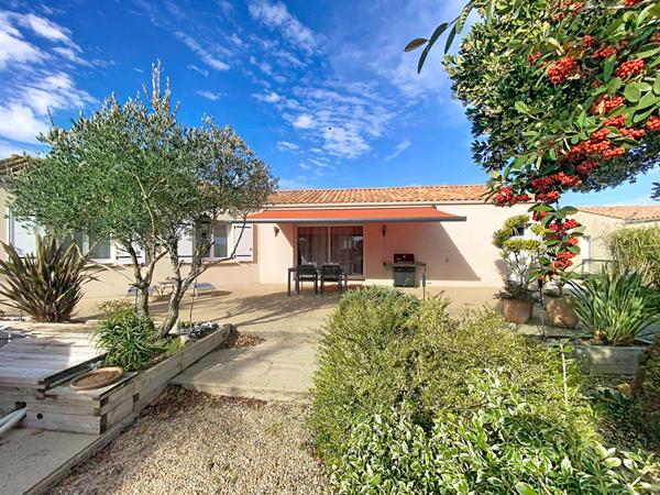 A vendre. Maison de plain pied, 3 chambres, garage, jardin, piscine hors sol, située à Moreilles, 10 minutes de Luçon et 40 minutes de La Rochelle.