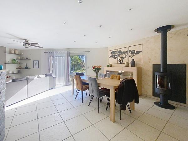 A vendre. Maison de plain pied, 3 chambres, garage, jardin, piscine hors sol, située à Moreilles, 10 minutes de Luçon et 40 minutes de La Rochelle.