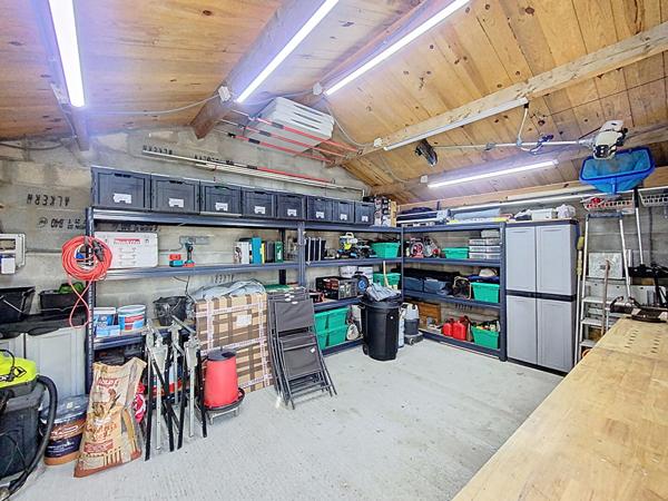 A vendre. Maison de plain pied, 3 chambres, garage, jardin, piscine hors sol, située à Moreilles, 10 minutes de Luçon et 40 minutes de La Rochelle.