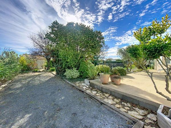 A vendre. Maison de plain pied, 3 chambres, garage, jardin, piscine hors sol, située à Moreilles, 10 minutes de Luçon et 40 minutes de La Rochelle.