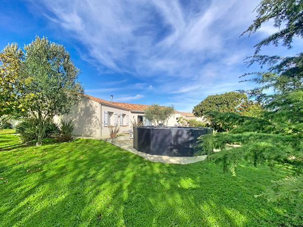 A vendre. Maison de plain pied, 3 chambres, garage, jardin, piscine hors sol, située à Moreilles, 10 minutes de Luçon et 40 minutes de La Rochelle.