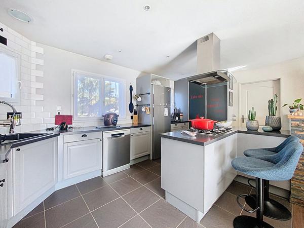 A vendre. Maison de plain pied, 3 chambres, garage, jardin, piscine hors sol, située à Moreilles, 10 minutes de Luçon et 40 minutes de La Rochelle.