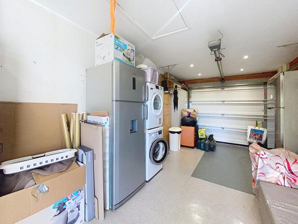 A vendre. Maison de plain pied, 3 chambres, garage, jardin, piscine hors sol, située à Moreilles, 10 minutes de Luçon et 40 minutes de La Rochelle.