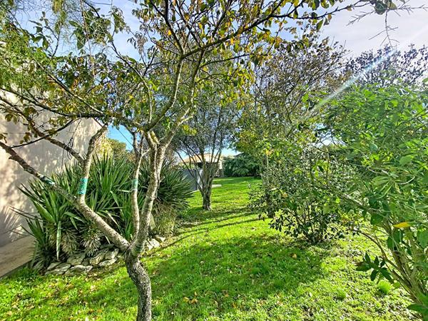 A vendre. Maison de plain pied, 3 chambres, garage, jardin, piscine hors sol, située à Moreilles, 10 minutes de Luçon et 40 minutes de La Rochelle.