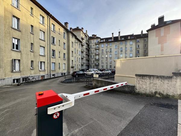 SPECIAL INVESTISSEURS studio avec stationnement - Quartier Clémenceau / Butte