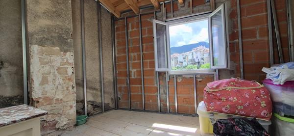 SAINT-LAURENT-DE-CERDANS – Maison de caractère avec terrain au bord de la rivière