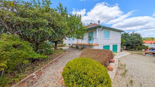 SECTEUR CALME, GRAND GARAGE ET BEAU JARDIN