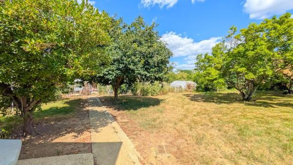 SECTEUR CALME, GRAND GARAGE ET BEAU JARDIN