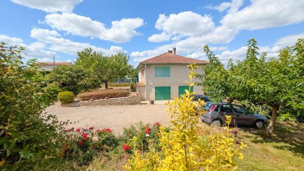 SECTEUR CALME, GRAND GARAGE ET BEAU JARDIN