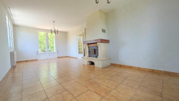 SECTEUR CALME, GRAND GARAGE ET BEAU JARDIN