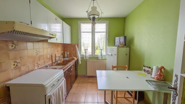 SECTEUR CALME, GRAND GARAGE ET BEAU JARDIN