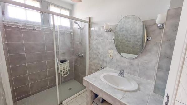 SECTEUR CALME, GRAND GARAGE ET BEAU JARDIN