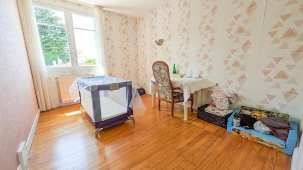 SECTEUR CALME, GRAND GARAGE ET BEAU JARDIN