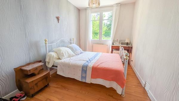 SECTEUR CALME, GRAND GARAGE ET BEAU JARDIN