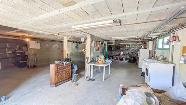 SECTEUR CALME, GRAND GARAGE ET BEAU JARDIN