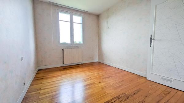 SECTEUR CALME, GRAND GARAGE ET BEAU JARDIN