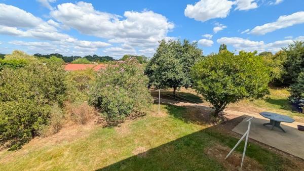 SECTEUR CALME, GRAND GARAGE ET BEAU JARDIN