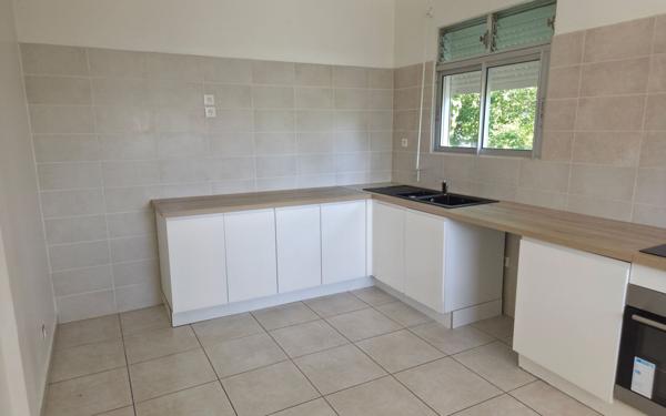 Maison à vendre    4 pièces •  Le Gosier