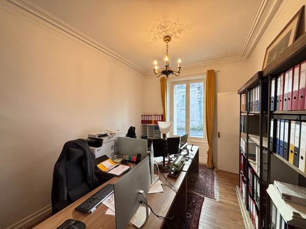 Bureaux à louer à Nantes standing rénové avec grande hauteur sous plafond